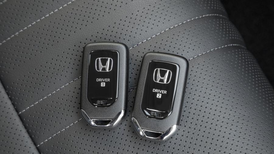 Детали интерьера Honda Accord Touring Hybrid 2017 года  (NA) (фото 70 из 170)